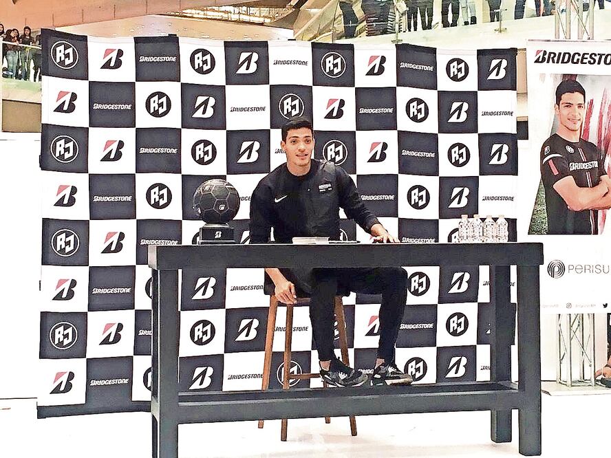 El delantero de los Wolves firmó autógrafos en un centro comercial FOTO:BRANNDO PLATA/CLÍNICA DE PERIODISMO 