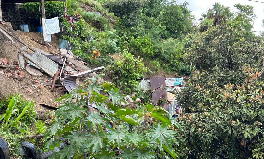 La casa siniestrada carecía de cimientos, tenía un pequeño muro construido con tabicón, techado con láminas de cartón y metal, cubiertas con lonas y plásticos. Foto: Especial