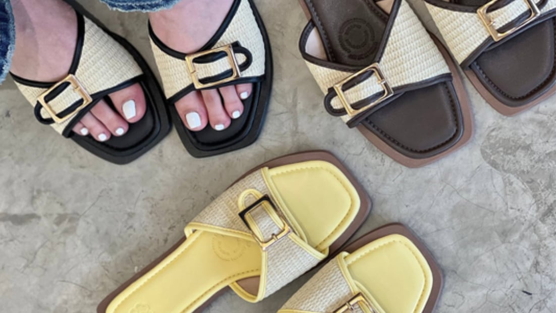 Las sandalias planas tienen una variedad de colores, por lo que puedes combinarlas con lo que sea. Foto: Instagram @maraldo.medellin