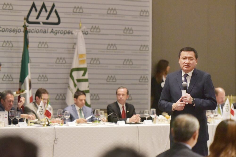 El presidente del Comité Directivo del Consejo Nacional Agropecuario, Bosco de la Vega Valladolid (segundo de der. a izq.), destacó la presencia de Miguel Ángel Osorio Chong, primer titular de Segob que asiste a una reunión del CNA (SEGOB)