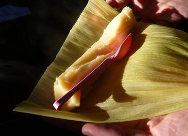 Cómo hacer tamales de elote para poner en la ofrenda de Día de Muertos