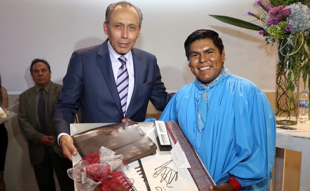 El director del ISSSTE, José Reyes Baeza, y el concertista rarámuri, Romeyno Gutiérrez, en el marco de los festejos de la Semana de los Pueblos Indígenas que organiza el Instituto. /Especial