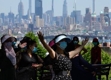 EU prevé recomendar a vacunados llevar mascarilla en interiores, según medios