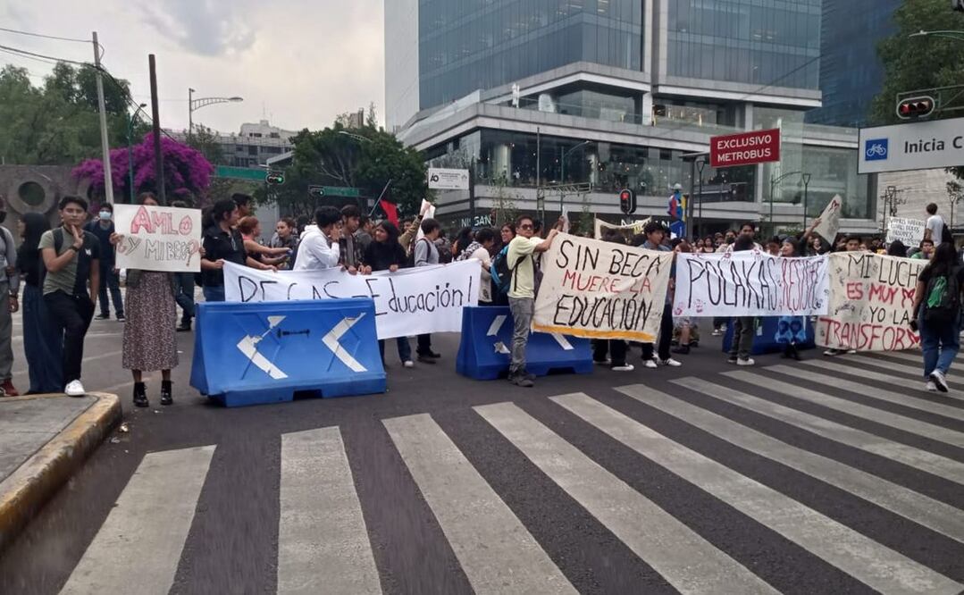 Bloqueo en las Inmediaciones de Ciudad Universitaria. Un grupo de estudiantes de la UNAM se quejaban el martes de la falta de fondos para el programa de becas Elisa Acuña. FOTO: Especial