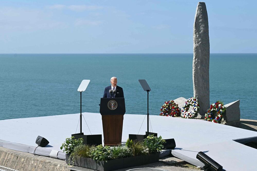 El presidente estadounidense Joe Biden pronuncia un discurso en lo alto del acantilado Pointe du Hoc en Cricqueville-en-Bessin, noroeste de Francia. Foto: AFP