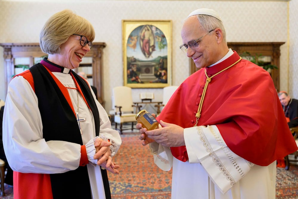 El Papa León XIV con Sarah Mullally, Arzobispa de Canterbury , en el Vaticano. FOTO: EFE