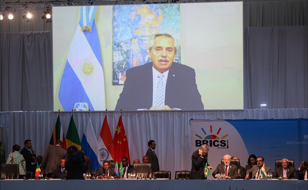 El presidente argentino Alberto Fernández da un mensaje por videoconferencia en la Cumbre de los BRICS, en Johannesburgo, Sudáfrica. Foto: EFE