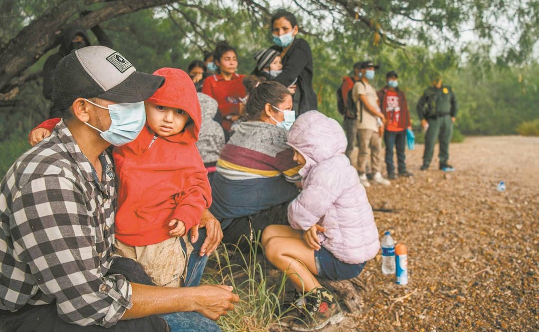 Migrantes que buscan asilo esperan ser procesados, en Texas. Foto: Brandon Bell/ AFP.