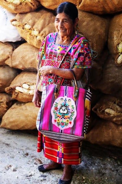 A indígenas mayas les pagan 200 pesos por adornar bolsas de 28 mil