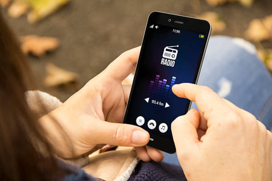 Escucha la aplicación de radio integrado en tu celular sin ocupar datos móviles. Foto: Unsplash