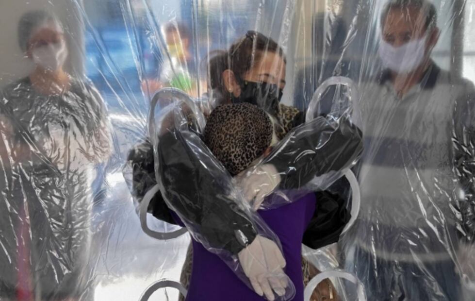 Crean "cortina de abrazos" en Brasil para estar cerca de sus seres queridos