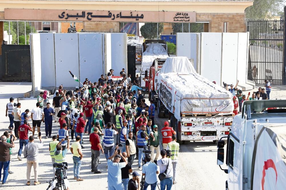 Entra ayuda humanitaria a Gaza; Israel arrecia ataques