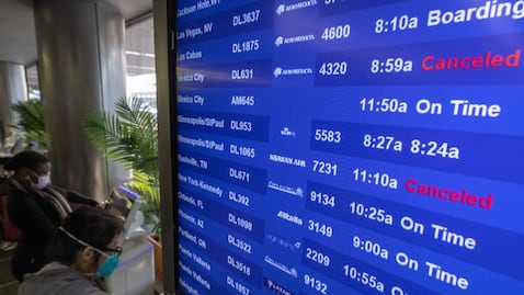 Inicia el 2022 con miles de vuelos cancelados en el mundo