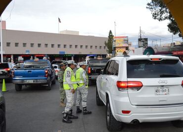 Elementos de la Guardia Nacional inspeccionan vehículos en el cruce de Nogales a EU; es parte del operativo Frontera Segura