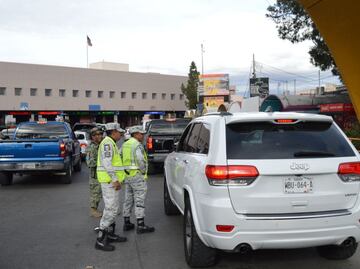 Elementos de la Guardia Nacional inspeccionan vehículos en el cruce de Nogales a EU; es parte del operativo Frontera Segura