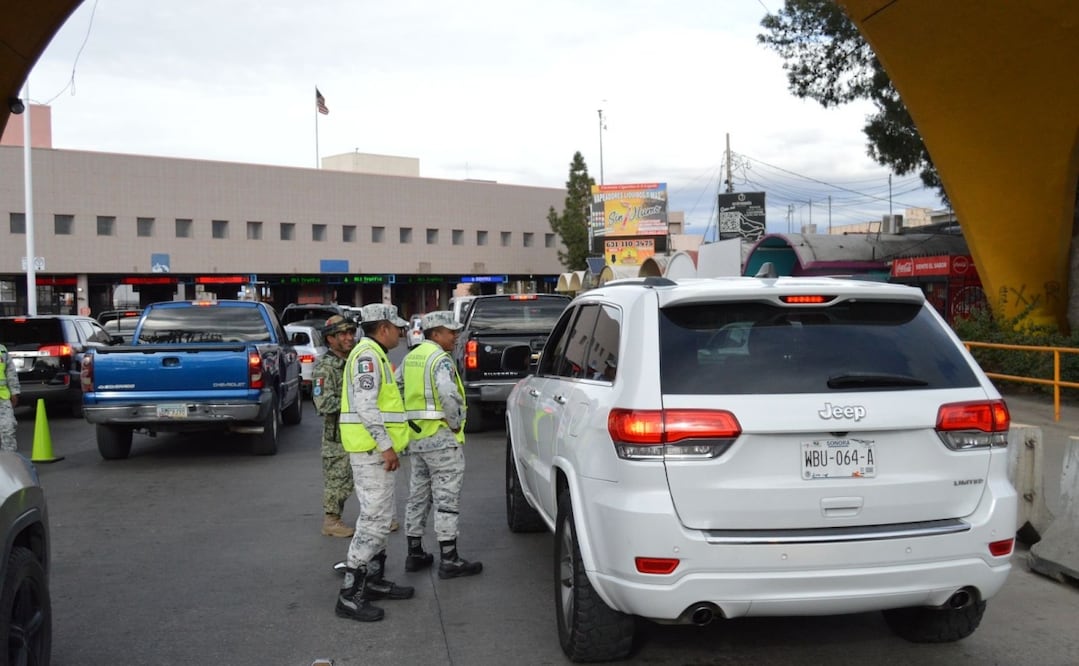 Elementos de la Guardia Nacional realizan inspecciones a vehículos en la garita de Nogales, Sonora. Foto: Especial
