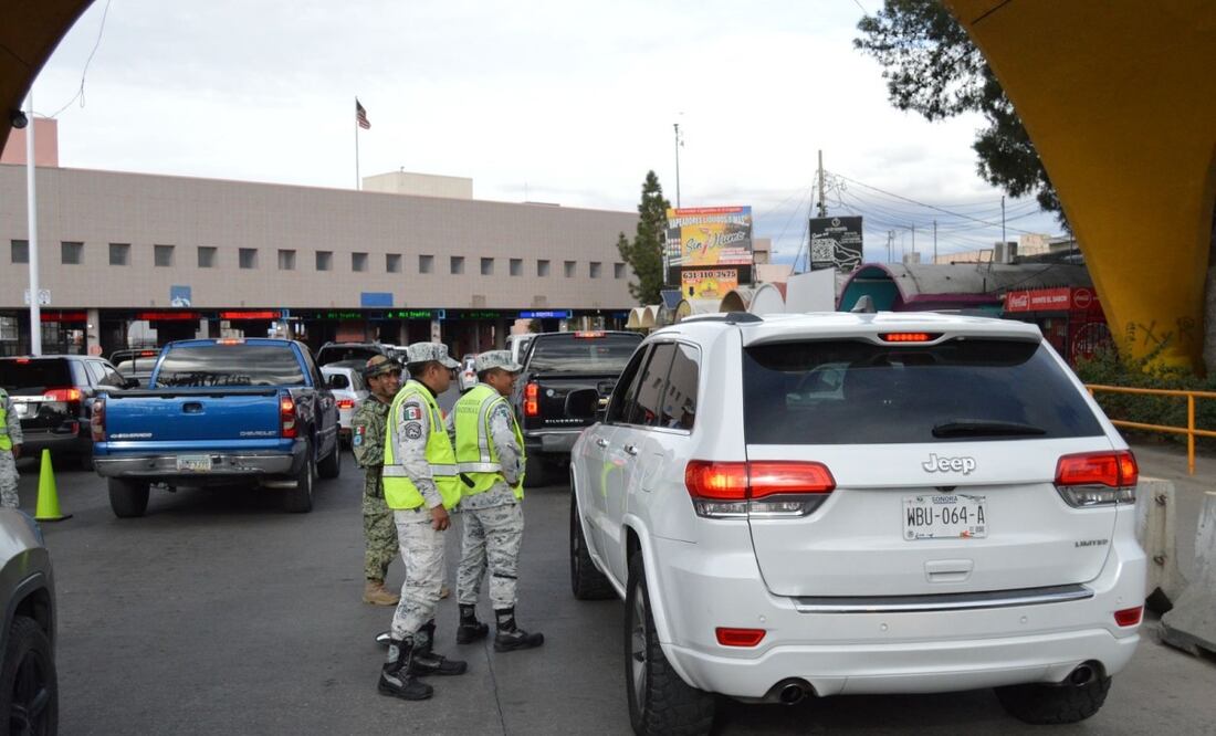 Elementos de la Guardia Nacional realizan inspecciones a vehículos en la garita de Nogales, Sonora. Foto: Especial