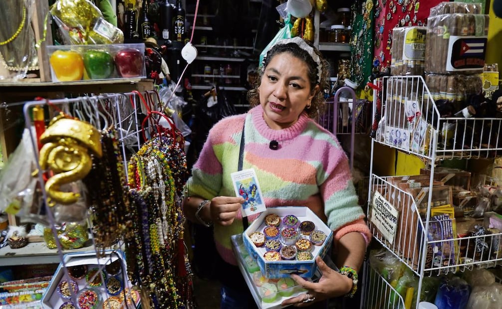 La docenera se bendice el 1 de enero y se prende una cada mes. Foto: Carlos Mejía / EL UNIVERSAL