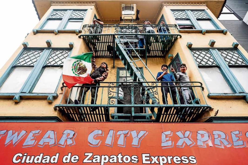 El pasado 9 de junio se manifestaron habitantes de San Francisco contra las redadas del Servicio de Control de Inmigración y Aduanas (ICE), además de salir a las calles, ondearon banderas mexicanas desde diversos edificios./ Noah Berger / AP Photo