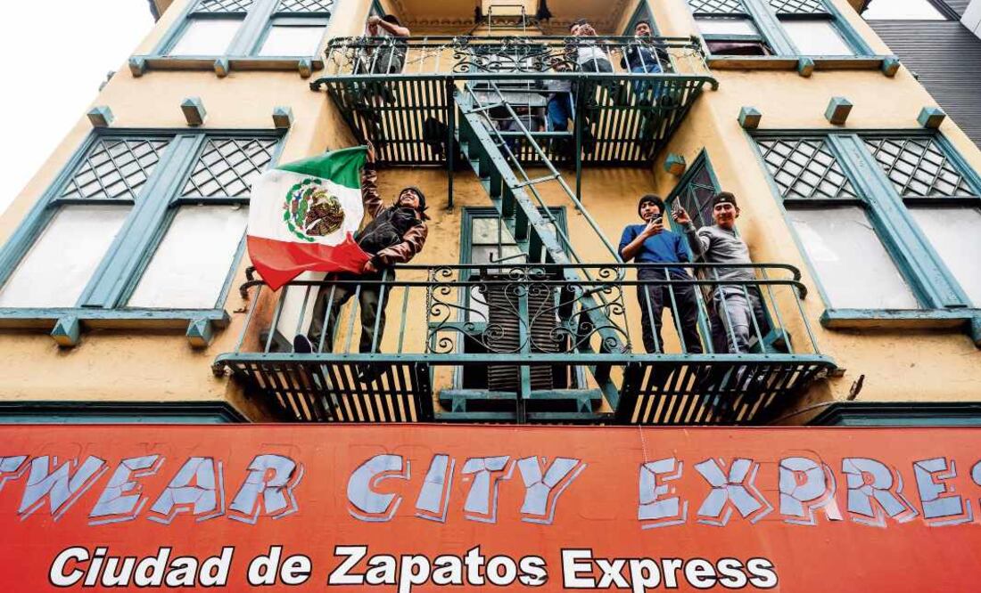 El pasado 9 de junio se manifestaron habitantes de San Francisco contra las redadas del Servicio de Control de Inmigración y Aduanas (ICE), además de salir a las calles, ondearon banderas mexicanas desde diversos edificios./ Noah Berger / AP Photo