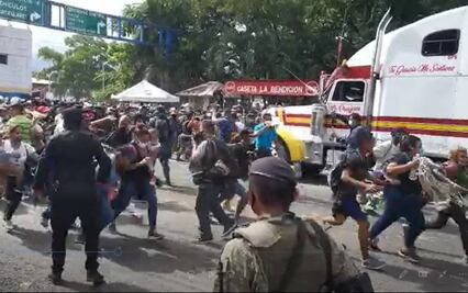 Caravana migrante rompe cerco de seguridad y pasa de Honduras a Guatemala