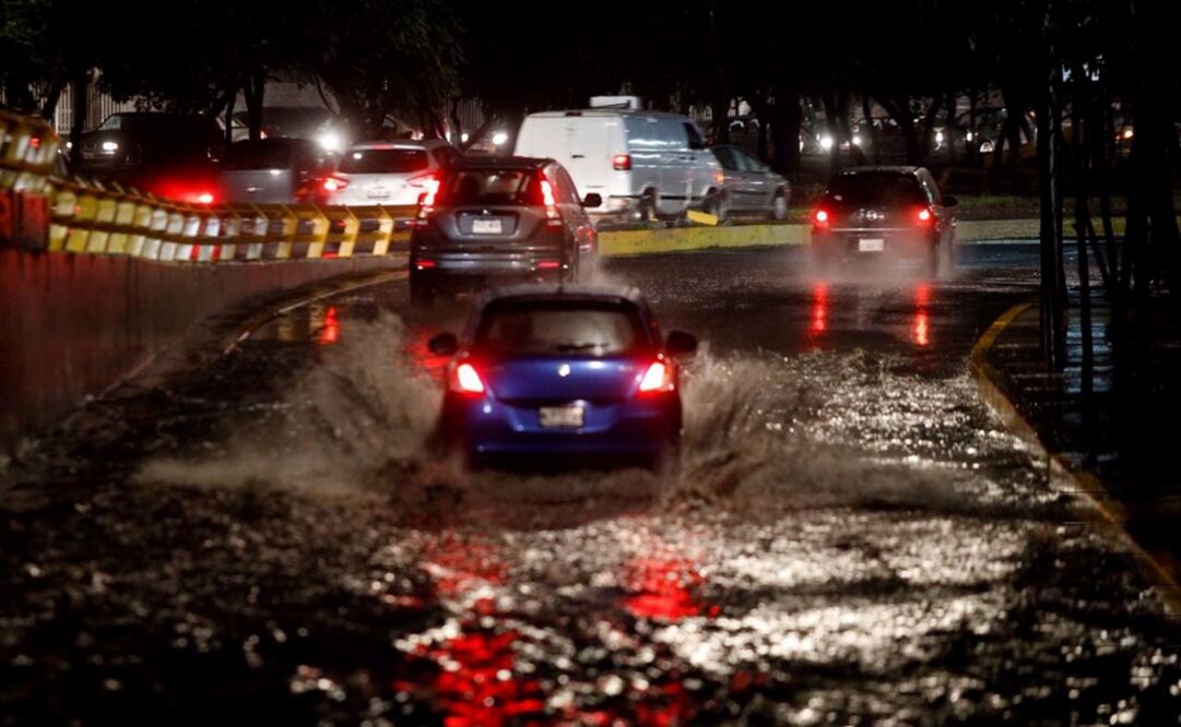 La fuerte lluvia que cayó esta noche en la Ciudad de México inundó el bajo puente de Viaducto a su cruce con Circuito Interior. /Ariel Ojeda - EL UNIVERSAL