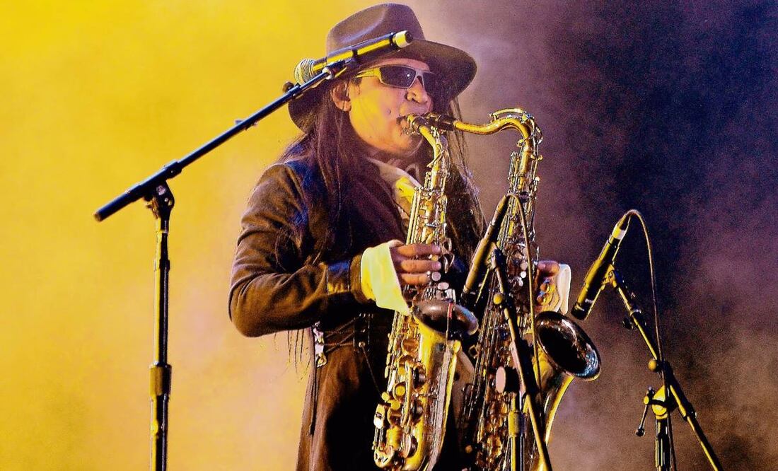 La esposa de Sax hizo públicos dos documentos que el músico se negó a firmarle a la banda.
