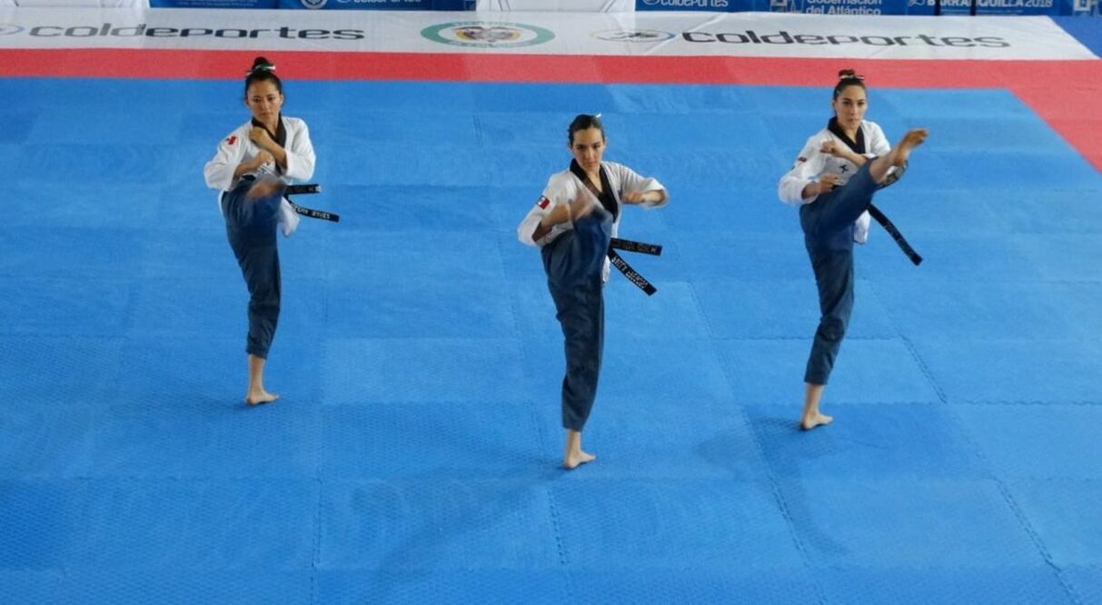 El equipo femenil del taekwondo de formas se lleva el oro. Foto: @CONADE