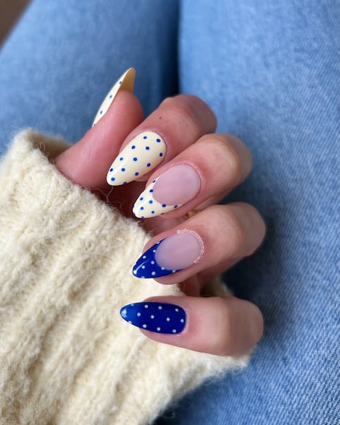 La combinación de azul oscuro y amarillo claro te sorprenderá. Foto: Instagram @phoebesummernails