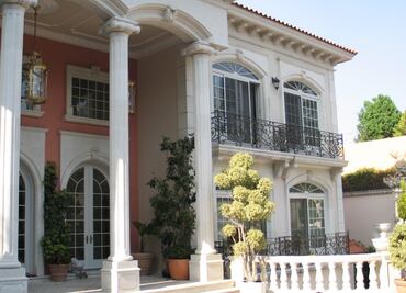 Who used to own the famous Zhenli Ye Gon mansion?