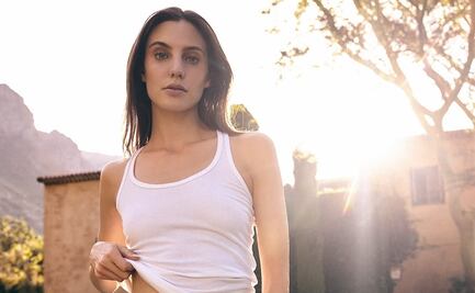 Macarena Achaga posa con el clásico bikini negro en revista Marie Claire