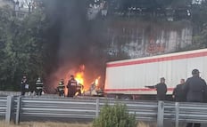 Tráiler se estrella e incendia sobre la autopista México-Toluca; se registra intenso tráfico en la zona