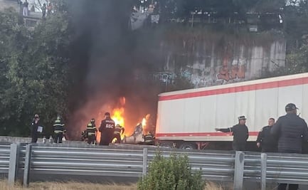 Tráiler se estrella e incendia sobre la autopista México-Toluca; se registra intenso tráfico en la zona