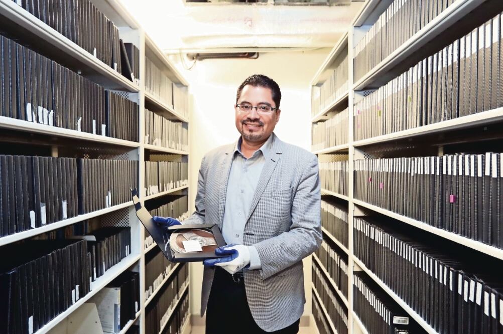Sergio Sandoval, investigador y director de Conservación y Documentación Sonora de la Fonoteca Nacional, muestra la grabación de un programa de radio de 1957 en el que Bonifacio Fernández habla de su plan de Biblioteca Panamericana. Foto: BERENICE FREGOSO