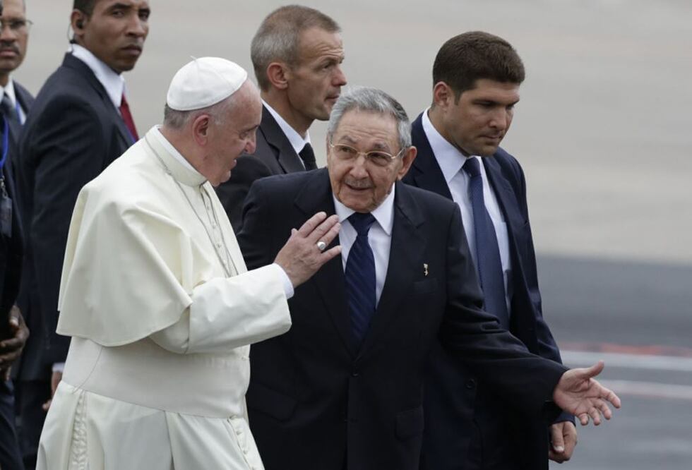 El papa Francisco llegó al aeropuerto José Martí en La Habana, Cuba, donde fue recibido por el presidente Raúl Castro. 