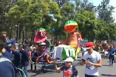 Miles de personas disfrutan desfile de alebrijes