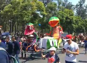 Miles de personas disfrutan desfile de alebrijes