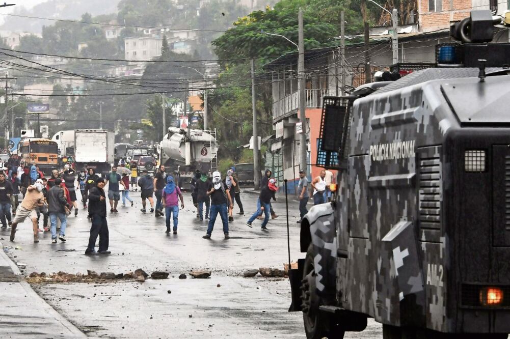 Policías antimontines enfrentaron ayer con camiones lanza agua a grupos de simpatizantes del candidato opositor Salvador Nasralla, en Tegucigalpa (ORLANDO SIERRA. AFP)