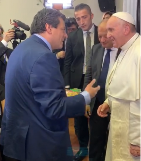 Con bandera en mano, joven expresa al Papa preocupación por violencia en México