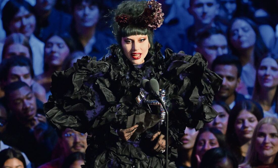 Lady Gaga recibió el premio de Artista del año de manos de Lenny Kravitz. Posteriormente, la cantante se fue a dar concierto. Fotos: AFP/AP