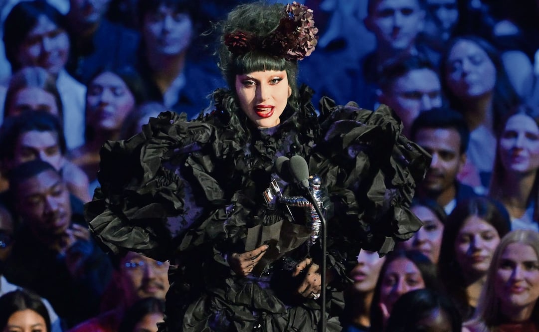 Lady Gaga recibió el premio de Artista del año de manos de Lenny Kravitz. Posteriormente, la cantante se fue a dar concierto. Fotos: AFP/AP