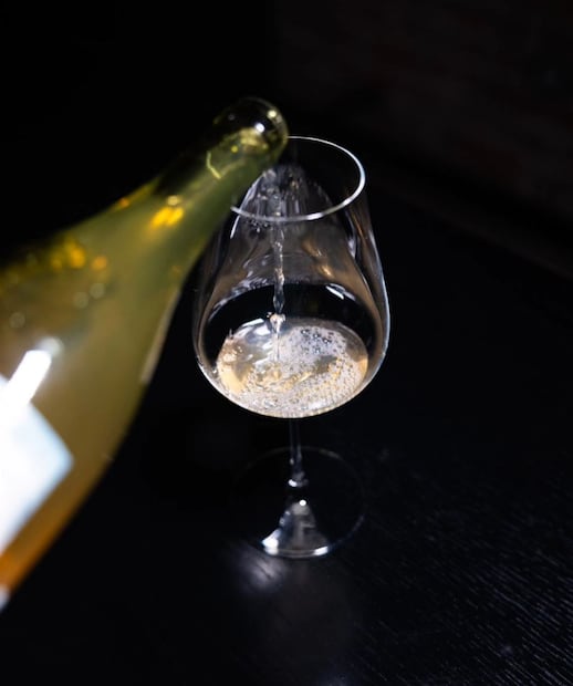 Tienen una selección de vinos, sake, whisky y más. Foto: IG Le Tachinomi Desu