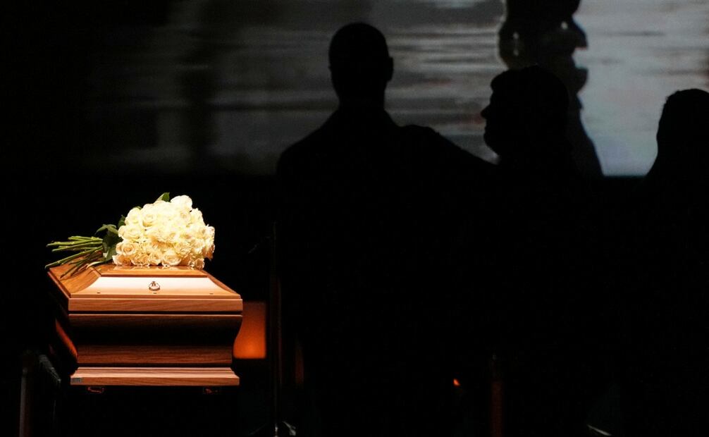 La gente rinde homenaje al diseñador de moda Giorgio Armani, quien yace en el Armani/Teatro en Milán, en el norte de Italia. (08/09/25) Foto: AP