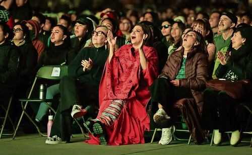 La jefa de Gobierno vio y se emocionó
con el partido de futbol desde la primera fila en el Zócalo. Foto: LUIS CAMACHO. EL UNIVERSAL