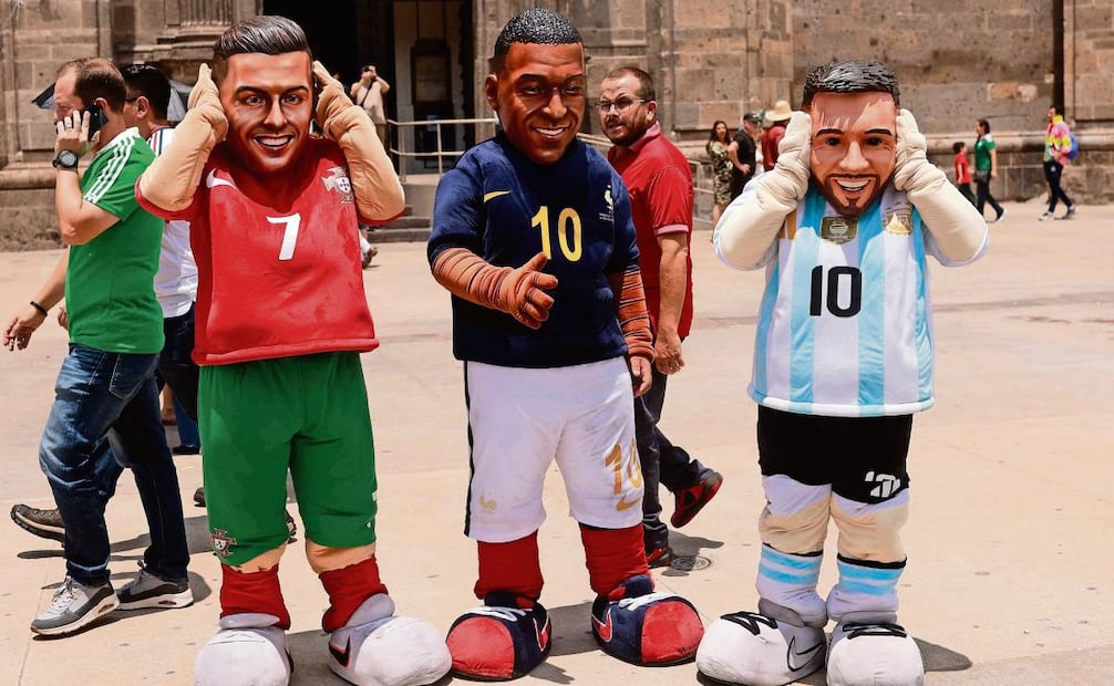 Con el objetivo de ganar dinero, Israel Valdivia, Farid y Gael aceptaron la misión de disfrazarse durante algunas horas y bajo los rayos del sol como Cristiano Ronaldo, Kylian Mbappé y Lionel Messi. Foto: DIGO SIMÓN SÁNCHEZ/EL UNIVERSAL