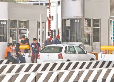 Deslindan a normalistas de toma de casetas en Michoacán