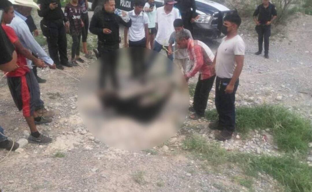 foto: Especial/El Universal/En la foto, un policía presencia la muerte del osezno sin impedirlo