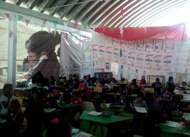 Más de 500 niños toman clases en patio de escuela en Edomex por sismo