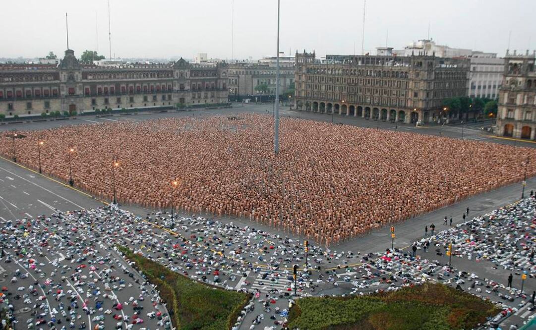 En 2007, Spencer Tunick fotografió a cerca de 20 mil personas en la plancha del Zócalo. FOTO: Archivo.