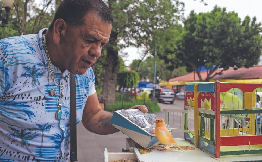 Antonio dice que las casualidades de los papelitos con lo que vive la gente es lo que lo hace disfrutar de su oficio. Foto: Santiago Cadena/ EL UNIVERSAL